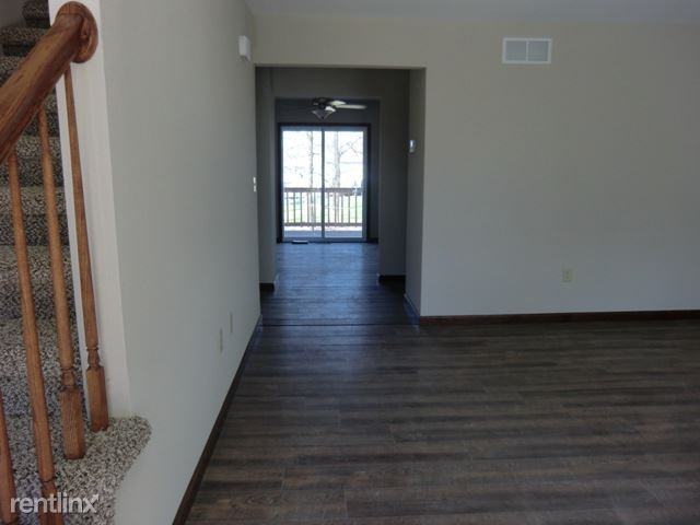 1457 Village Circle Dr - Photo 3 of 10