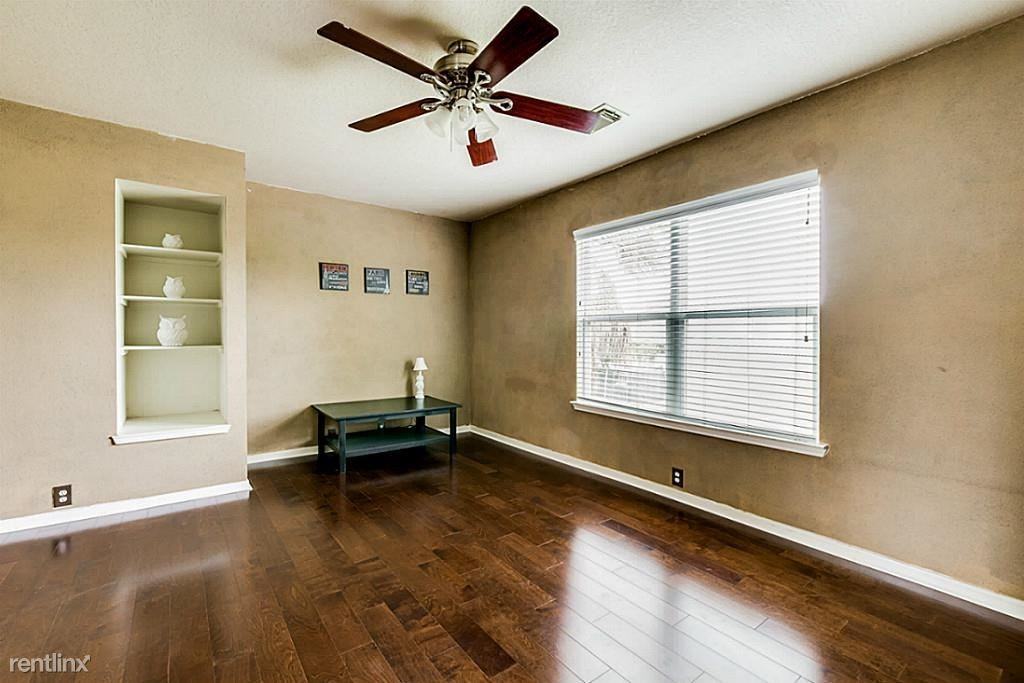 19147 Royal Isle Dr - Photo 3 of 8