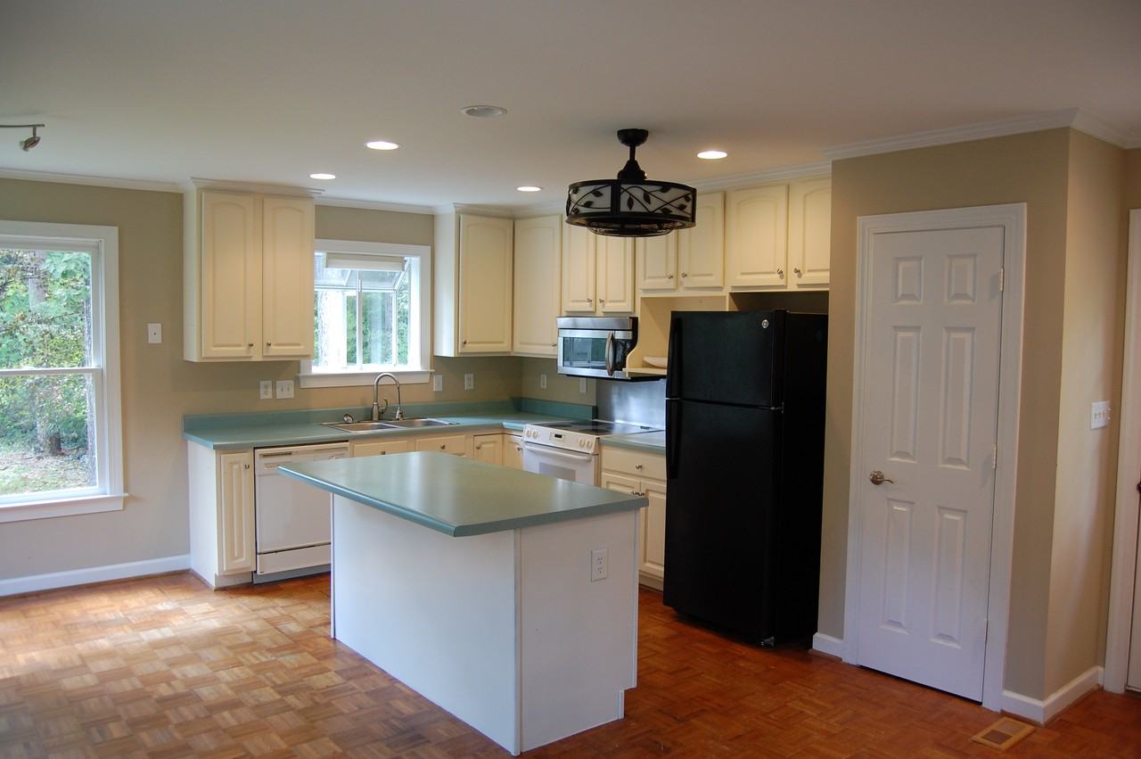 1009 Twyckenham Dr - Photo 2 of 11