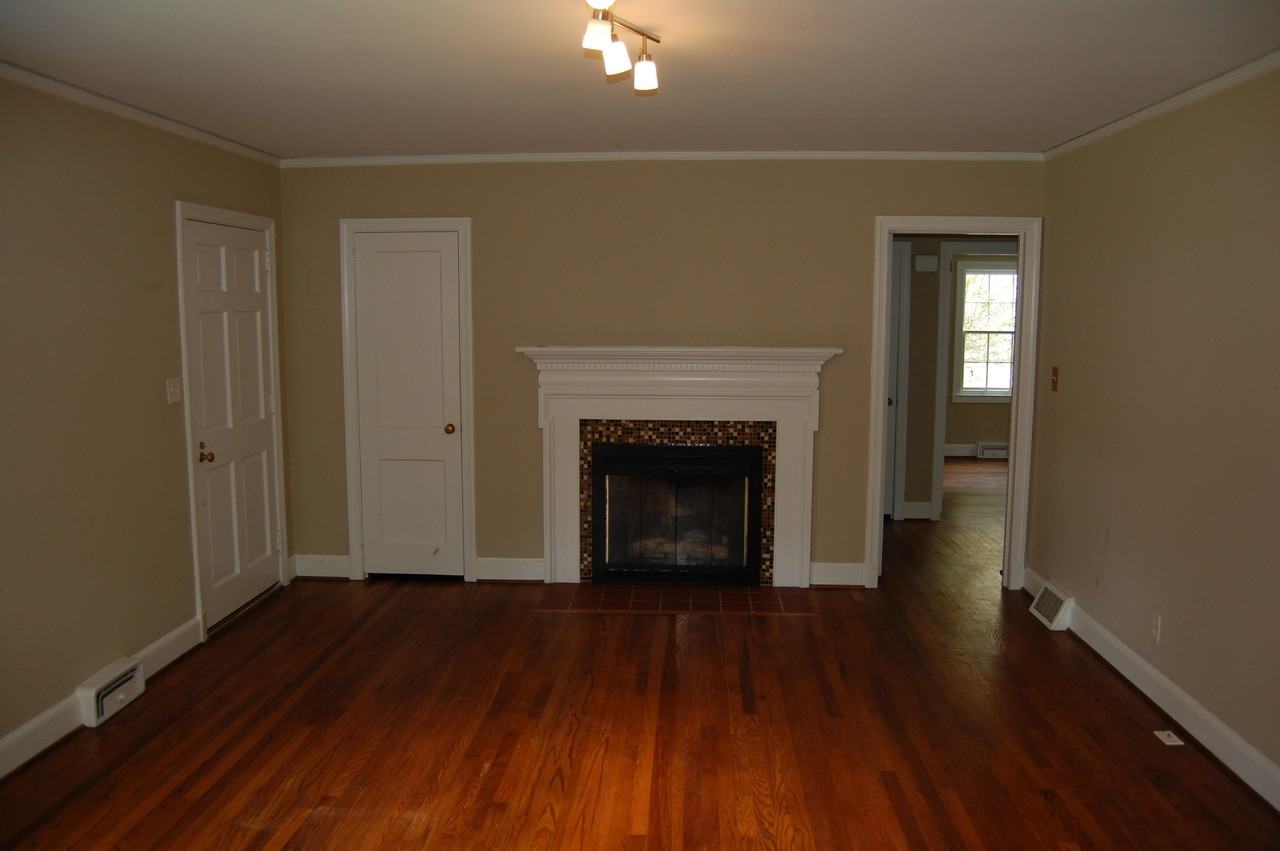 1009 Twyckenham Dr - Photo 3 of 11