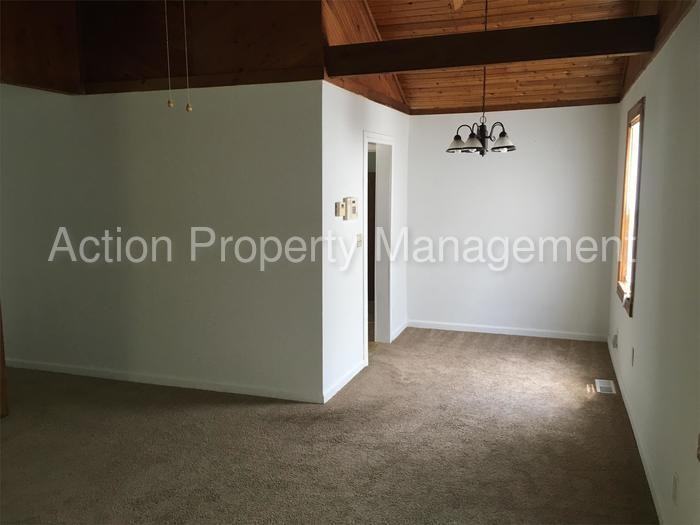 7450 Tyndale Ct - Photo 3 of 16