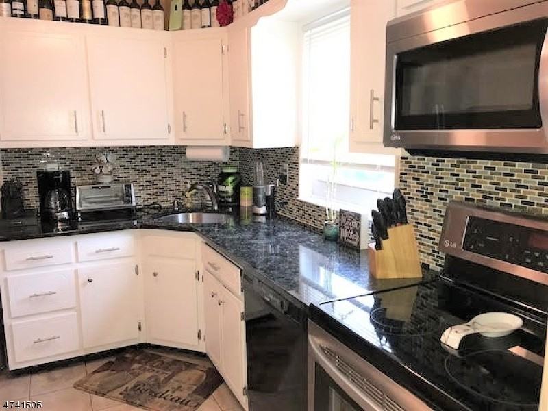 672 Bloomfield Ave - Photo 2 of 17