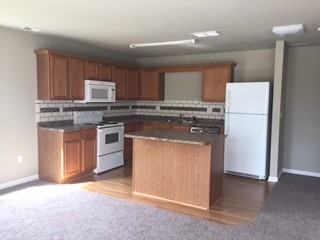 350 Northeast Kingwood - Photo 2 of 11
