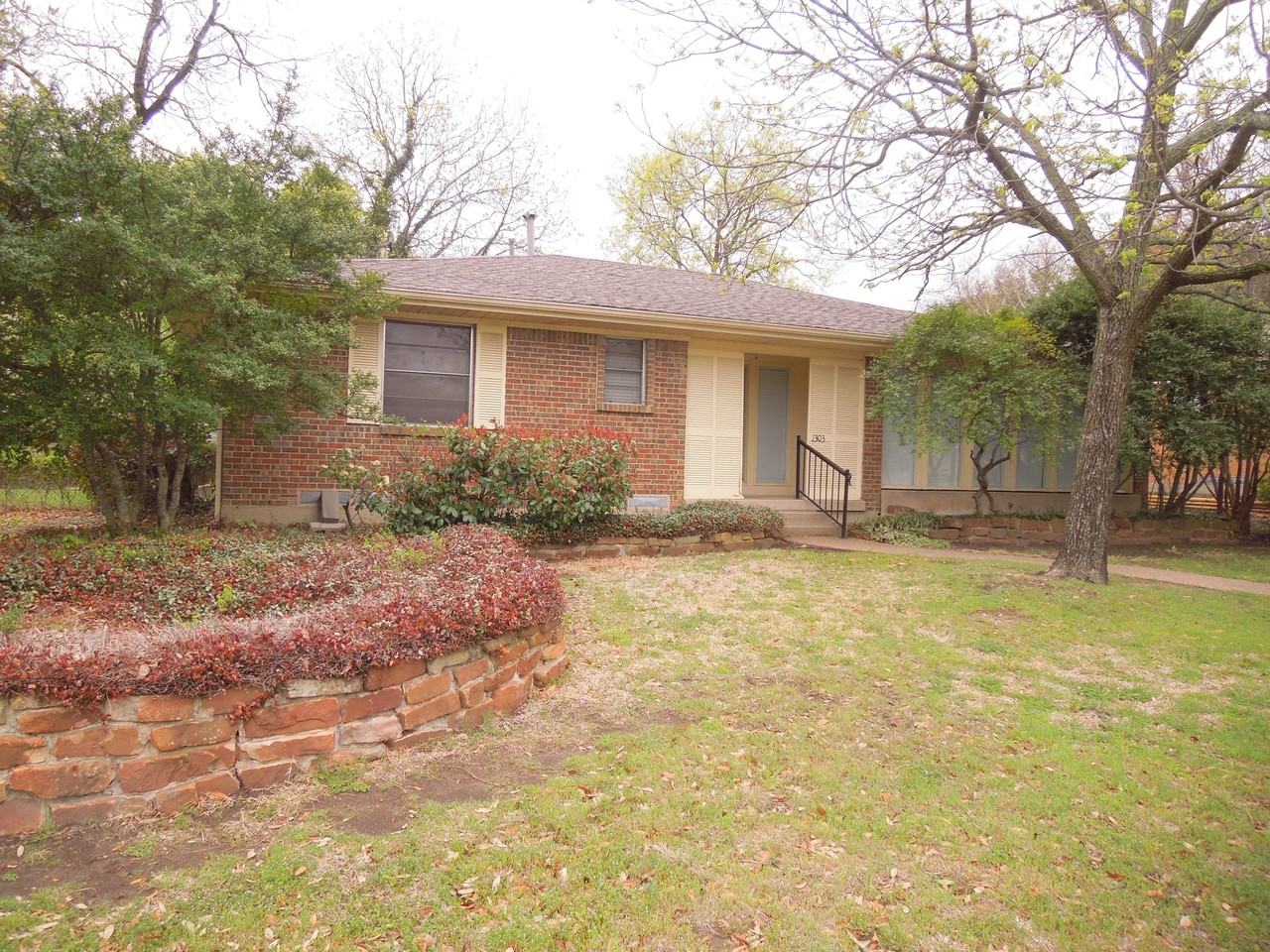 1303 Northlake Dr - Photo 2 of 24