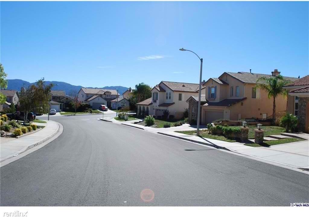 28319 Hawks Ridge Dr - Photo 3 of 23