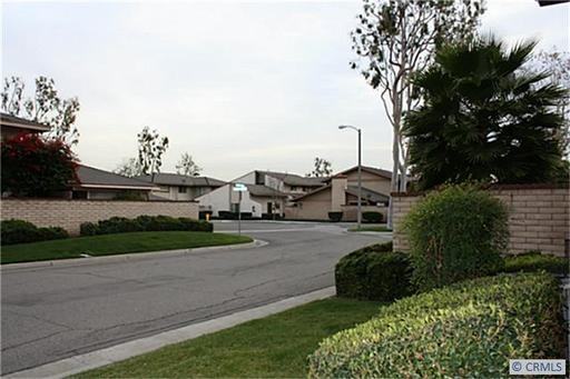 142 Pembroke Ln - Photo 3 of 20