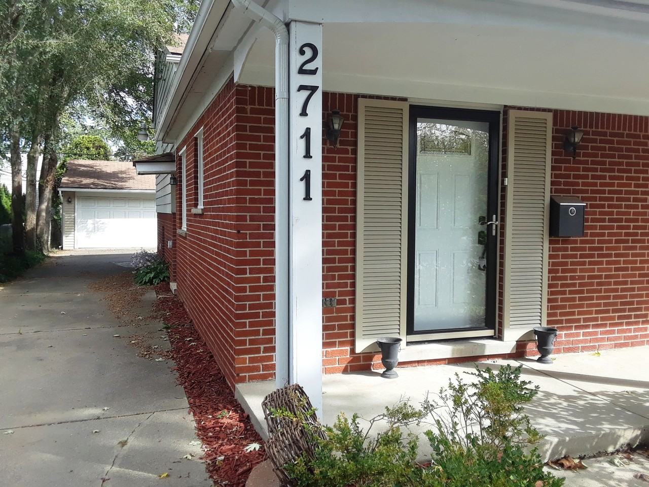 2711 Geneva St - Photo 2 of 27