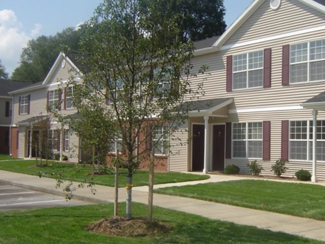 Island City Apartments - Photo 2 of 6