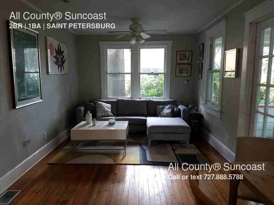 921 Granville Ct N - Photo 2 of 4