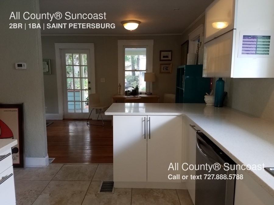 921 Granville Ct N - Photo 3 of 4