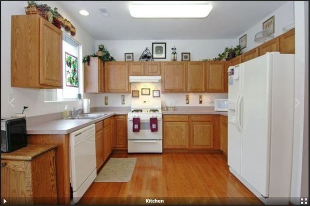 28808 Pondview Dr - Photo 3 of 10