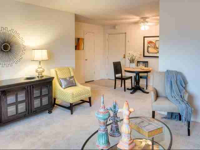 Hummingbird Pointe Apartments - Photo 2 of 6