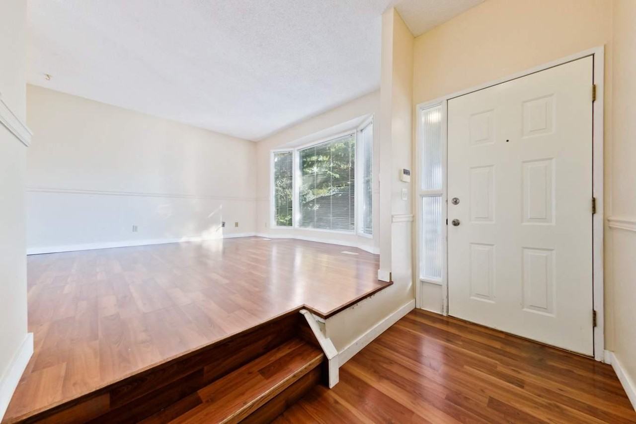 108 Woodglen Close SW - Photo 3 of 26