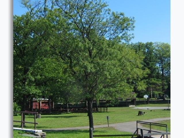 Dahnert Park Apartments - Photo 2 of 5