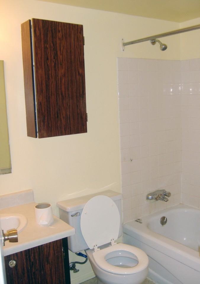 215 Sanders St - Photo 3 of 3