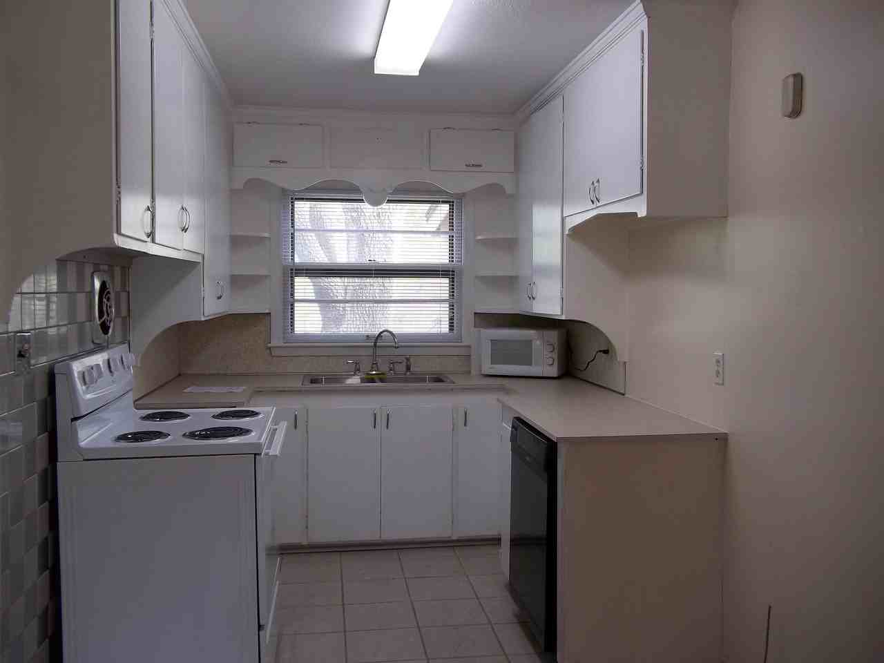 4-bdrm/2-bath Fenced yard House for Rent immediately - Photo 3 of 6