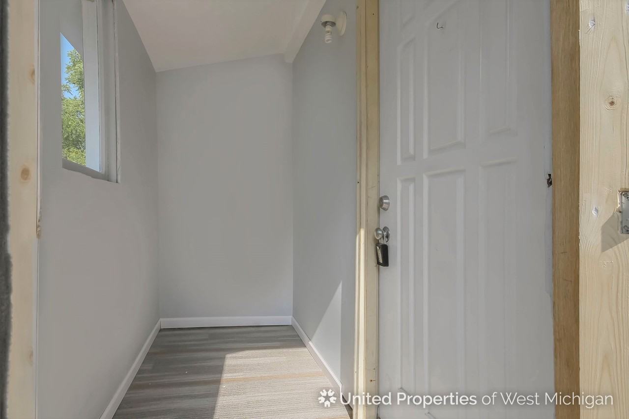 341 Brady St NW - Photo 3 of 18