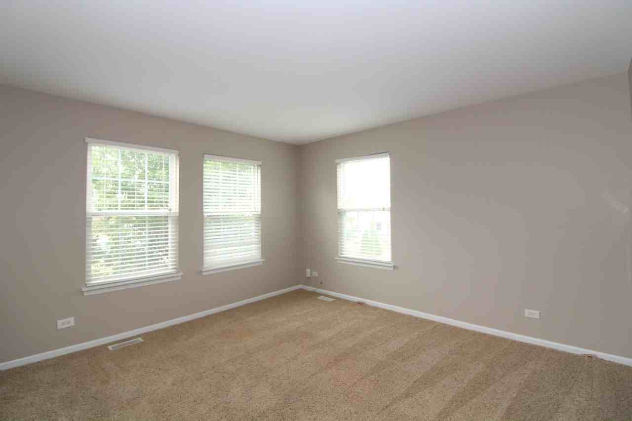 585 Holiday Ln - Photo 3 of 23