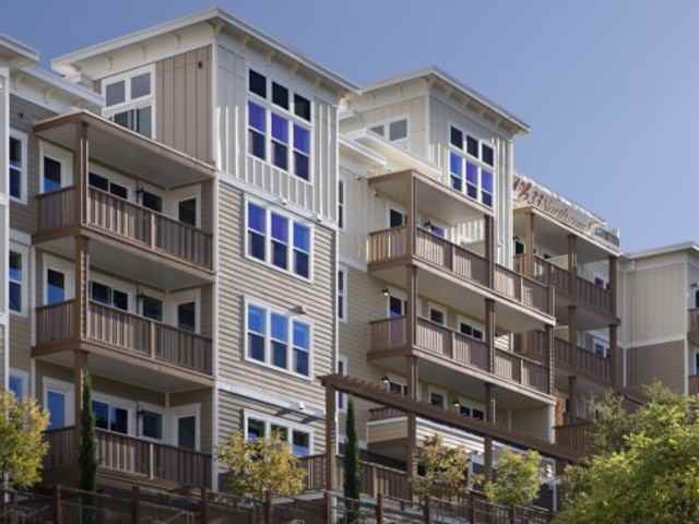 33 North - Photo 2 of 7