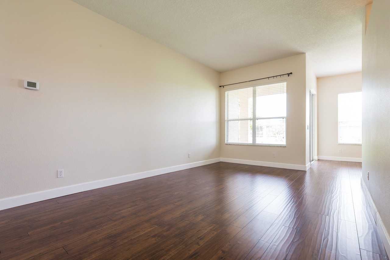 323 Highbrooke Blvd - Photo 3 of 17