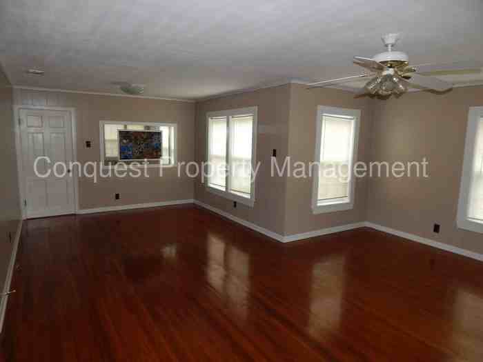 908 W 6th St - Photo 3 of 4