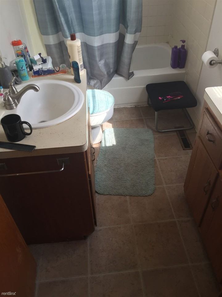 945 E Elm St - Photo 2 of 3