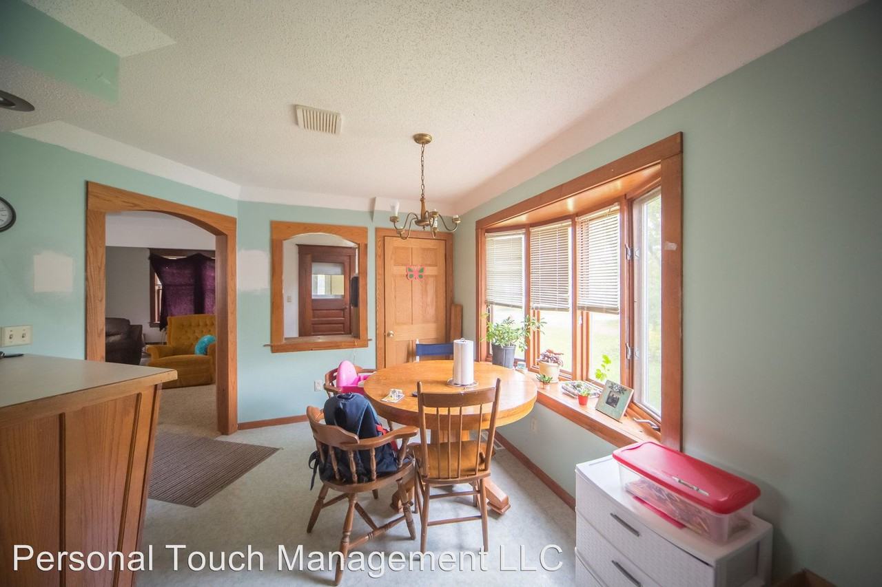 501 Pleasant Ave SE - Photo 3 of 17