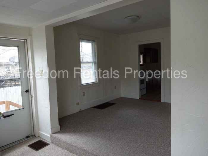 1009 Hedge St - Photo 2 of 6