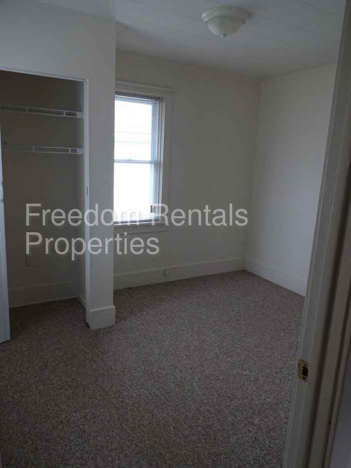 1009 Hedge St - Photo 3 of 6