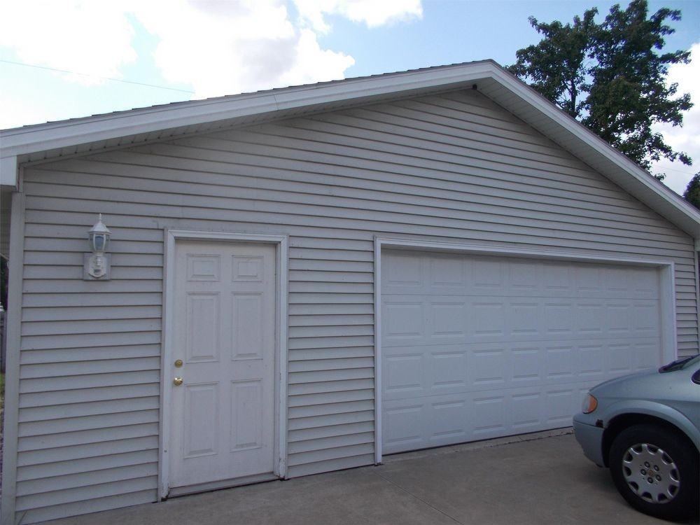 1015 Shadow Ln - Photo 3 of 32