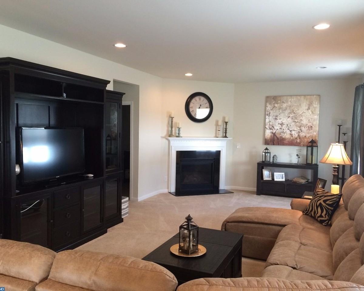 619 Seaman Dr - Photo 2 of 10