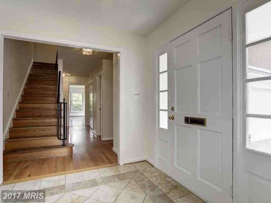 10239 Gainsborough Rd - Photo 2 of 22