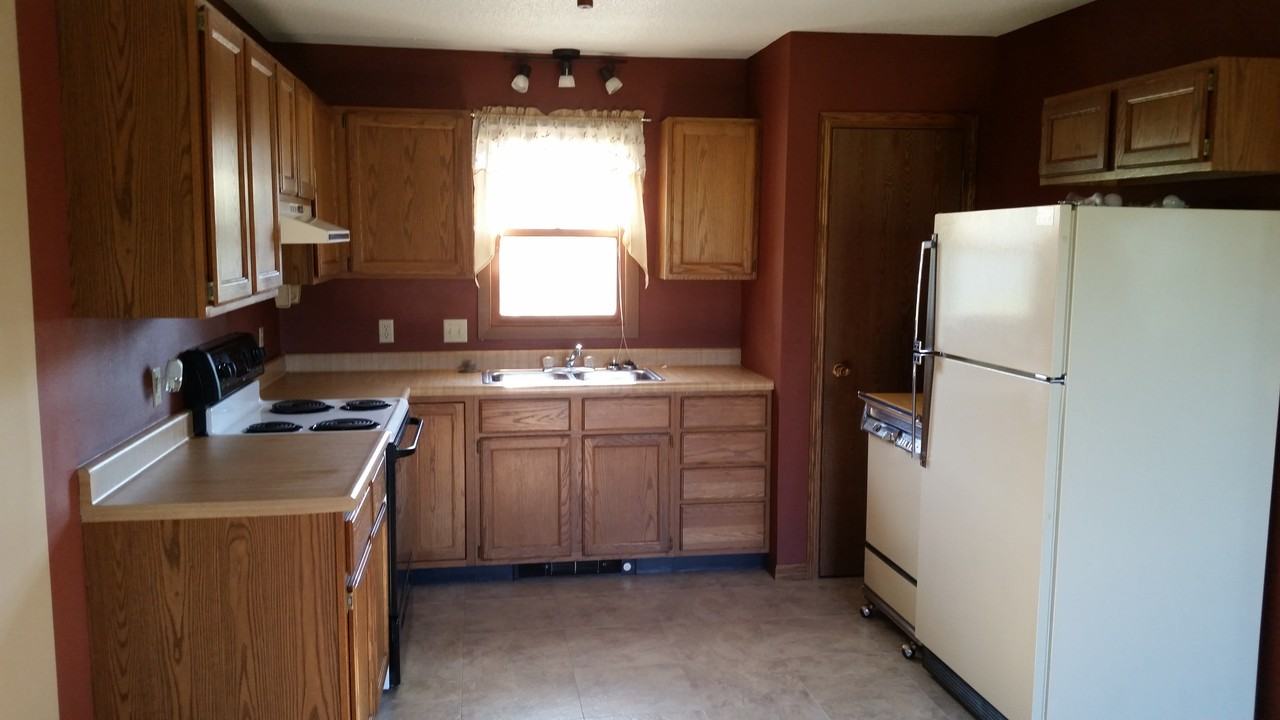 527 11th St Cir - Photo 3 of 5