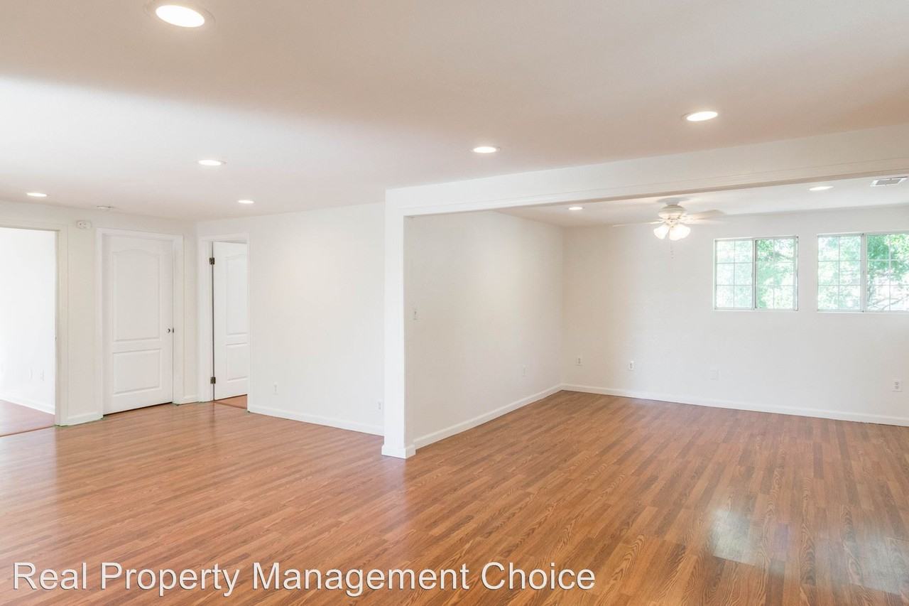 2820 70th St #B - Photo 2 of 12