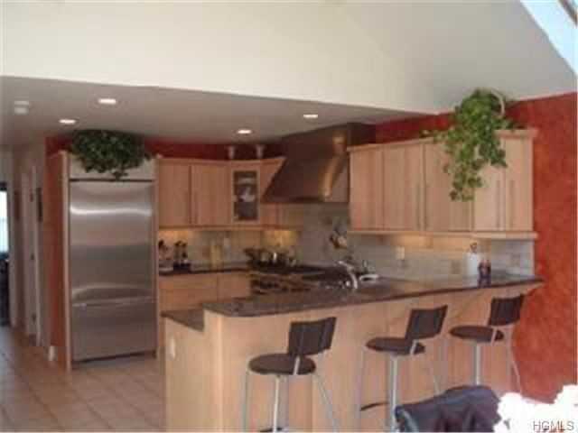 112 Laurel Ave - Photo 2 of 6