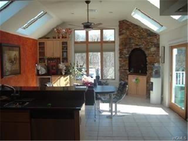 112 Laurel Ave - Photo 3 of 6