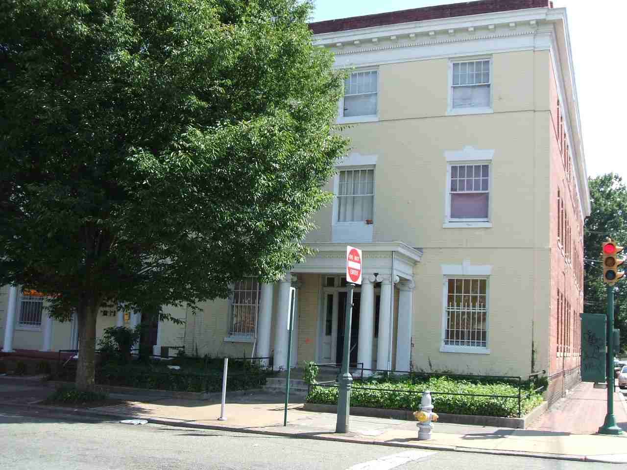 421 W Grace Street - Photo 3 of 4