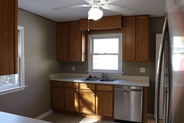 1231 Ash St - Photo 3 of 15