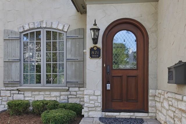 821 Thurlow St - Photo 2 of 27