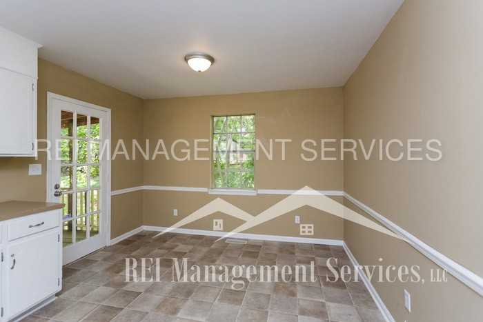 1912 Kenneth St - Photo 3 of 8