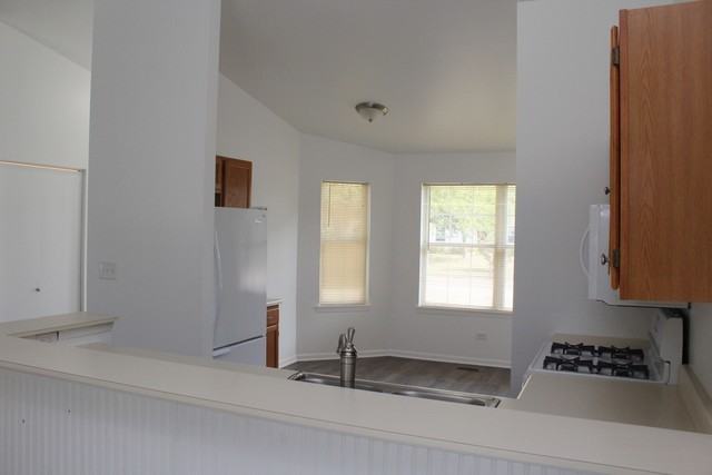 930 Debden Dr - Photo 2 of 11