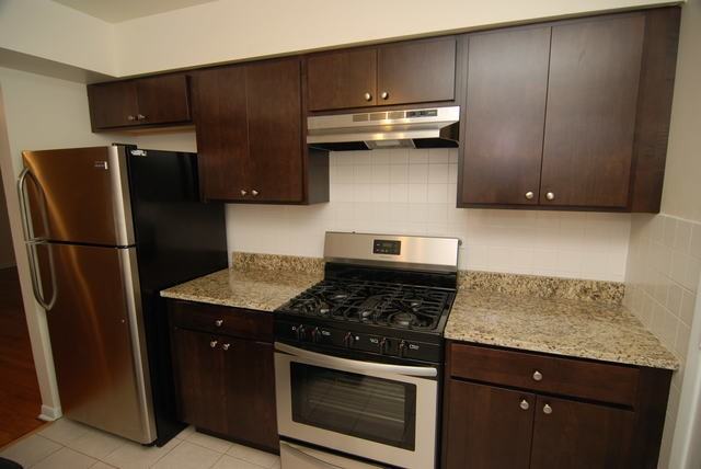 7542 N Oakley Ave #2E - Photo 2 of 12