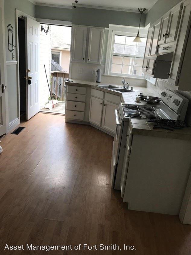 2710 S Greenwood Ave - Photo 2 of 6