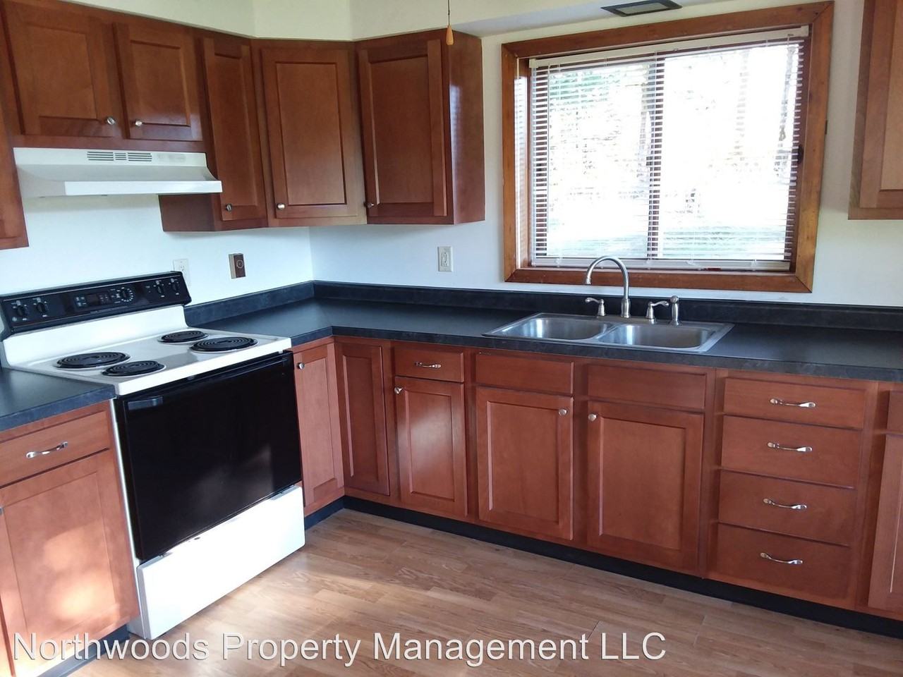 8374 Mercer Lake Rd - Photo 3 of 10