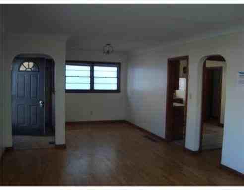 1104 Walsh St - Photo 3 of 8