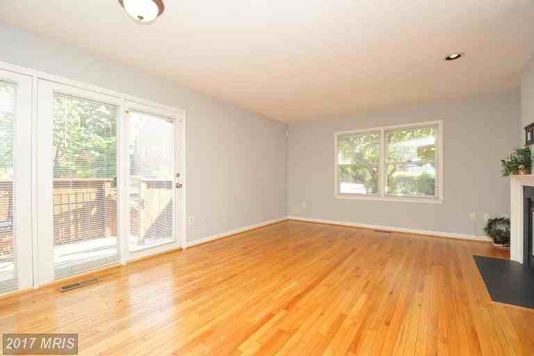 1123 N Stuart St - Photo 2 of 20