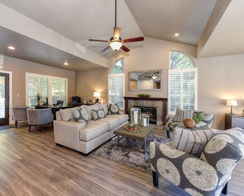 FOXBOROUGH - Photo 7 of 28