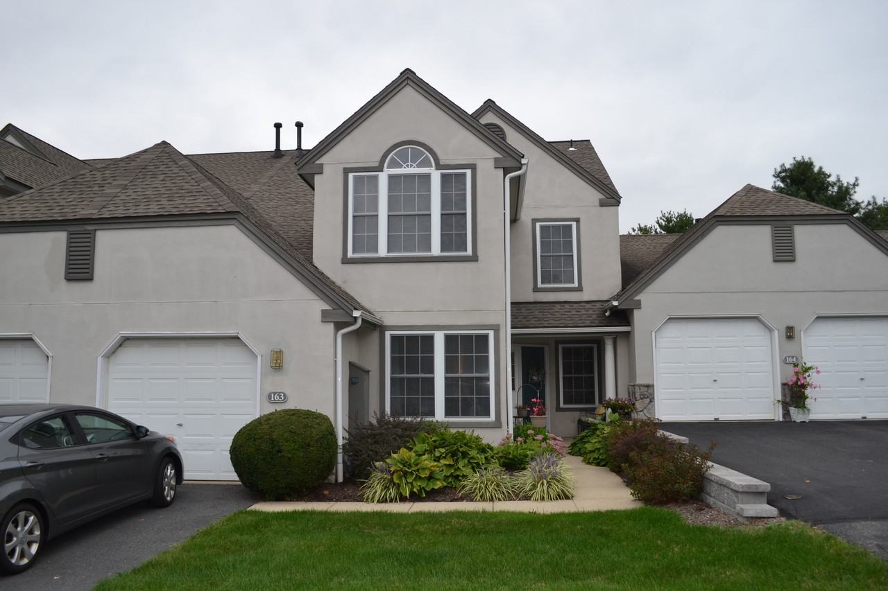 163 Hawthorne Ct - Photo 2 of 11