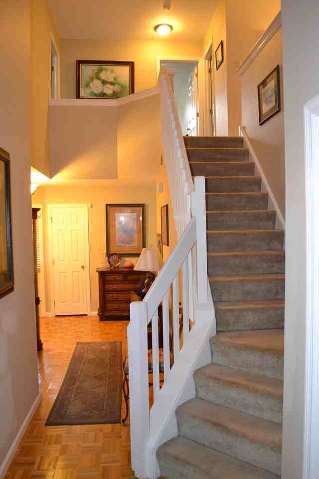 163 Hawthorne Ct - Photo 3 of 11