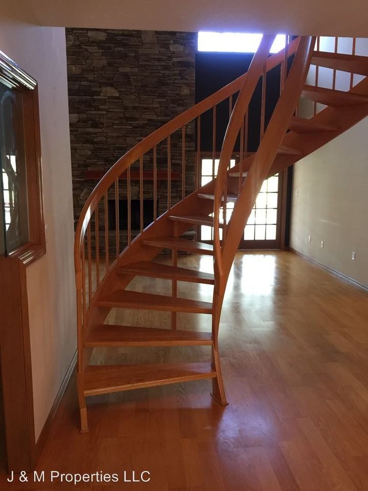 244 Adelaide St - Photo 3 of 12